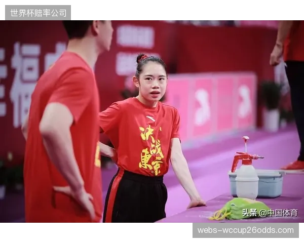 球队需在赛前训练中重点适应场地硬件条件，传接球的力度和提前量需做出精确调整。